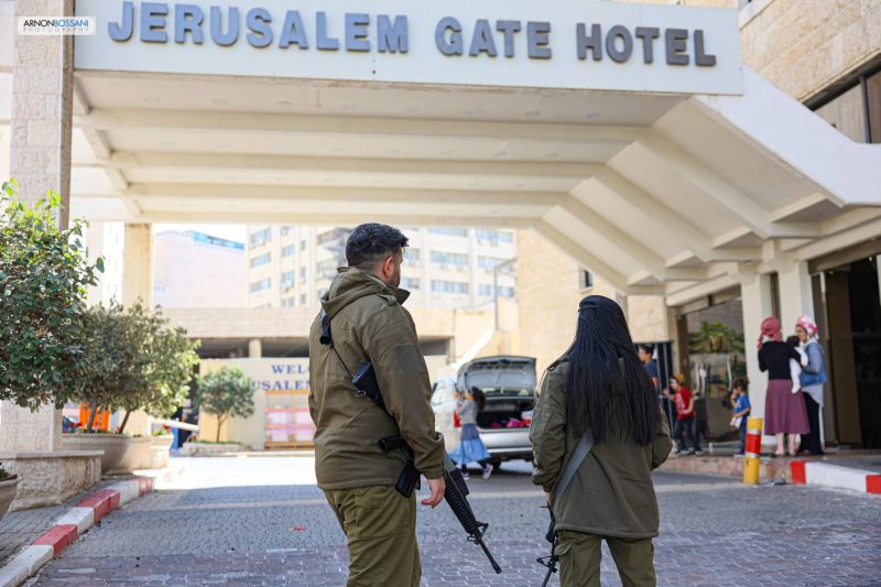 אבטחה במלון של מפונים בירושלים (צילום: ארנון בוסאני)