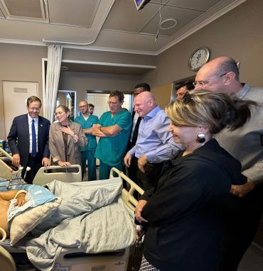 הנשיא יצחק הרצוג ורעייתו מיכל עם ראשי הדסה בביקור אצל מטופלים (צילום: דוברות הדסה)