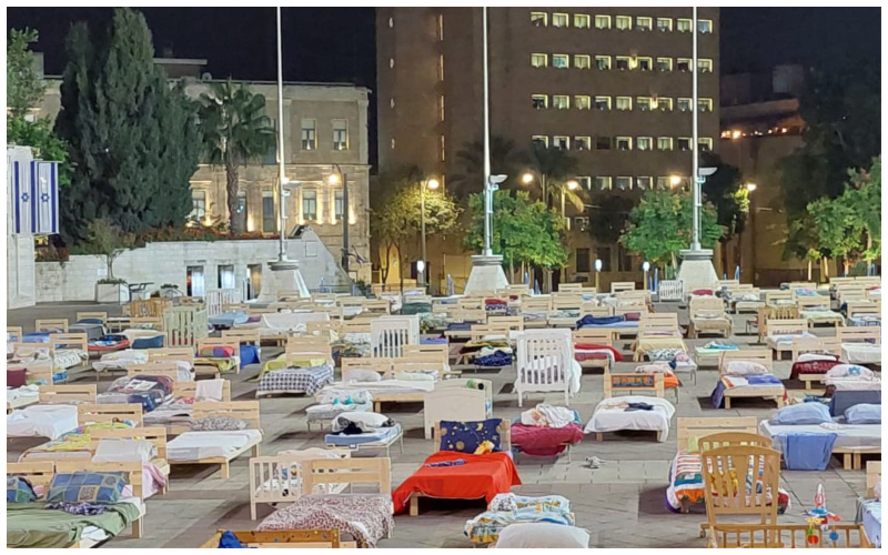 צפו: המיטות הריקות בכיכר ספרא – היוזמה המצמררת של ניצולי קיבוץ ניר עוז ומשפחות החטופים