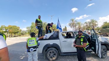 נחמן שי רביבי וצוות 'נשר' (צילום: זק"א ירושלים)