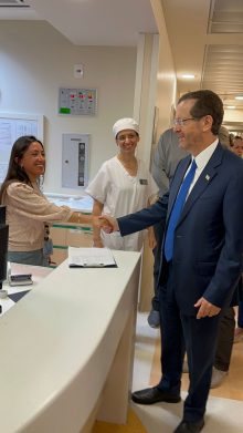 הנשיא יצחק הרצוג בהדסה עין כרם (צילום: דוברות הדסה)