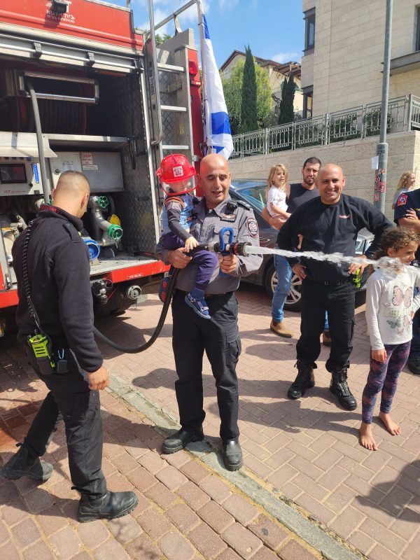 טפסר משנה אלי אדרי והילד מעוטף עזה (צילום: דוברות כב"ה ירושלים)
