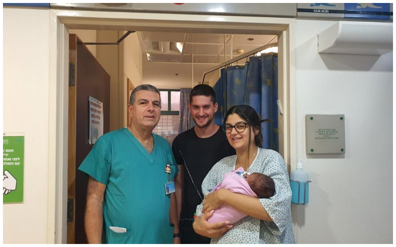 אופיר, דניאל והתינוקת ביחד עם פרופ' יוסי עזרא (צילום: דוברות הדסה)