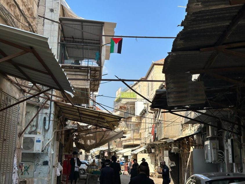 דגל אש"ף מתנוסס במאה שערים (צילום: דוברות המשטרה)