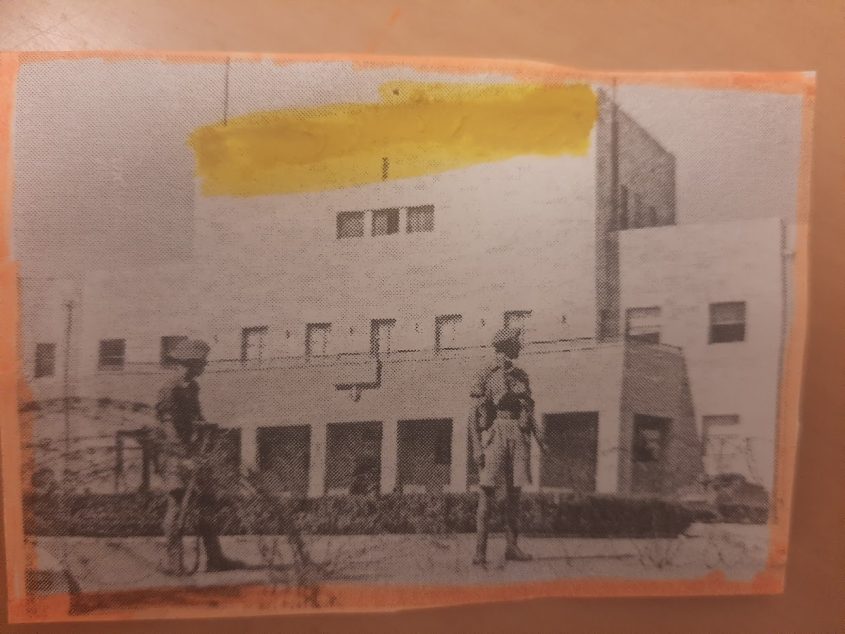 חיילים בריטים בחצר המוסדות הלאומיים בעת חיפושי סליק בשבת השחורה של 1946 (צילום: באדיבות הארכיון הציוני)