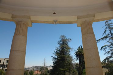 מבט אל החצר הקדמית (צילום: אדריכל גיורא סולר)