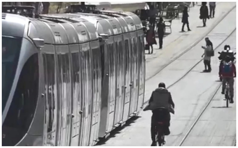אופניים על המסילות (צילום: דוברות המשטרה)