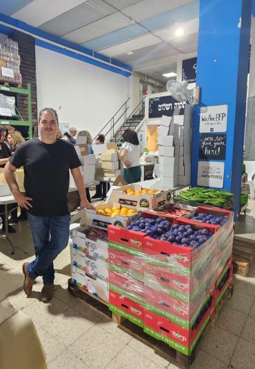 ערן רופאלידיס בהתנדבות בארגון אמיצים (צילום: אלבום פרטי)