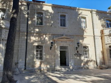 הכניסה לבניין מחניים (צילום: אדם אקרמן)
