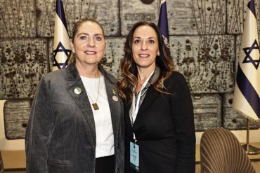 רעיית נשיא המדינה מיכל הרצוג עם אפרת שפרוט (צילום: רפי דלויה)