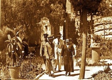 מיס לנדאו מארחת את הנציב הבריטי (צילום: מתוך ויקפדיה)