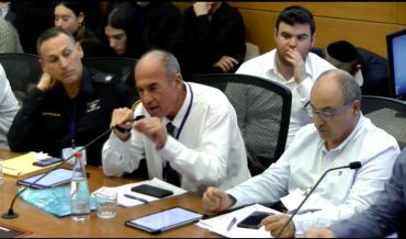 נציג אגד ניר לנדאו (במרכז) בדיון (צילום מתוך אתר הכנסת)