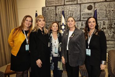רעיית נשיא המדינה מיכל הרצוג עם נשות נט"ל -אפרת שפרוט, יודי יובל רקאנטי, אמי פלמור, ופרופ' רבקה תובל (צילום: רפי דלויה)