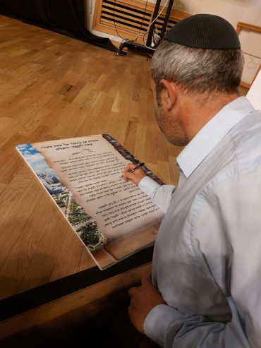 סגן ראש העיר אריה קינג חותם על העצומה 