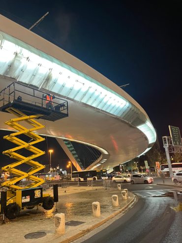 העבודות בגשר המיתרים (צילום: מיכאל לידסקי מח' המאור אגף שפ"ע עיריית ירושלים)