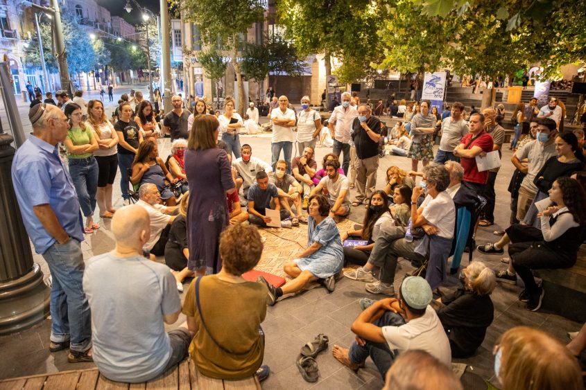 מעגלי שיח בכיכר ציון (צילום: נעם פינרמן)