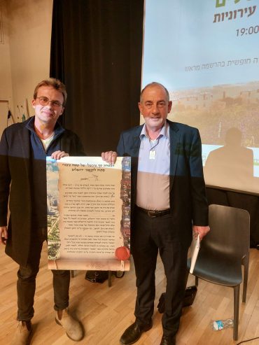 יוסי חביליו ואדיר שוורץ עם העצומה