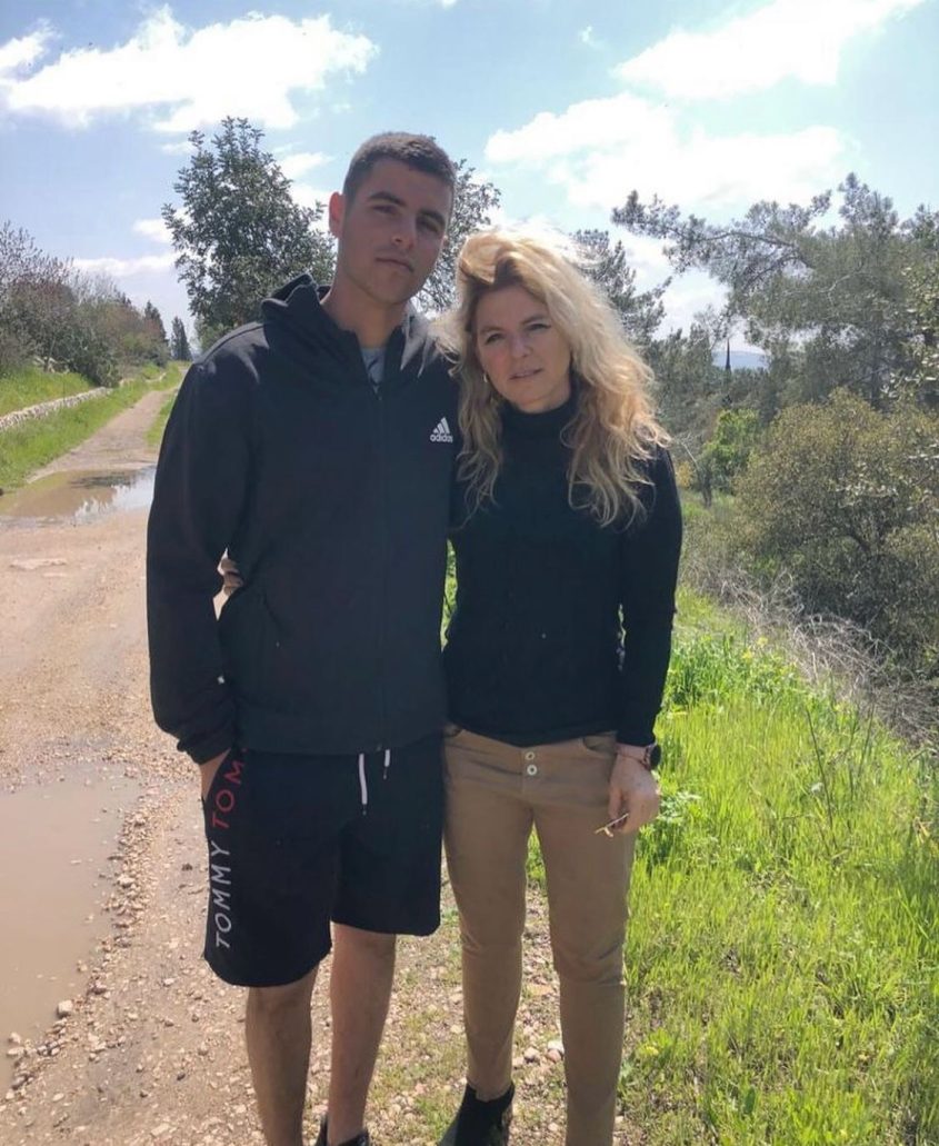 איריס נהרי עם רועי ז"ל צילום: (אלבום משפחתי)