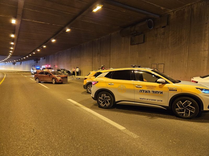 התאונה הקשה במנהרת גבעת מרדכי: יצאו מהרכב בשל תאונה – ונפגעו קשה מרכב חולף