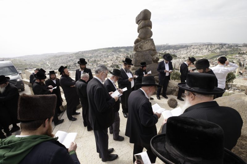 עובדי חברה קדישא 'קהילת ירושלים' אומרים סליחות בהר הזיתים (צילום: שגיב כהן)