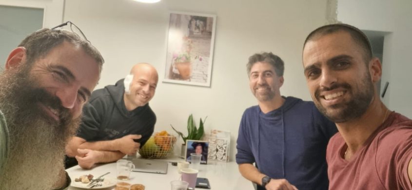 איציק וקסלר ביחד עם הראל שרביט ז"ל יום לפני שנפל בקרבות בעזה (צילום: אלבום פרטי)