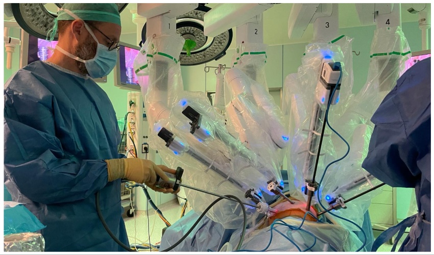 הרובוט דה וינצ'י בפעולה חדר ניתוח הדסה עין כרם (צילום: הדסה)