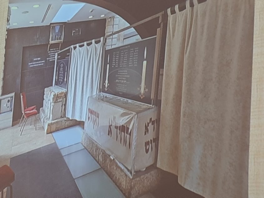 קבר החידא בסמוך לקברו של הרב אליהו (צילום: באדיבות יד בן צבי)