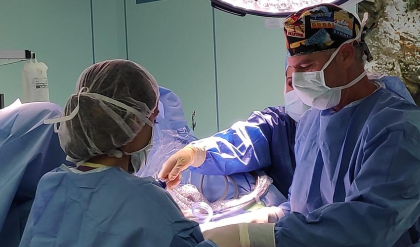 פרופ' אלון פיקרסקי בחדר הניתוח (צילום: דוברות הדסה)
