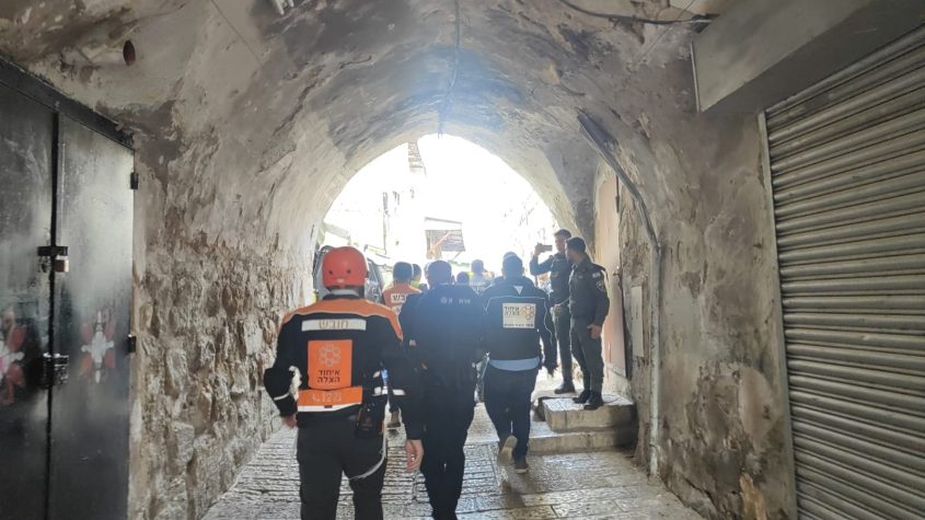 זירת הפיגוע בסמוך לשער הפרחים (צילום: איחוד הצלה)