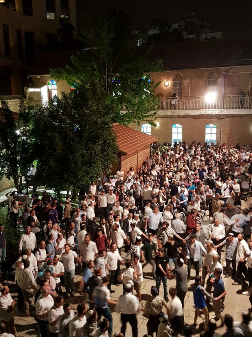 יום ירושלים בחצר בית הכנסת (צילום: באדיבות עמותת בית הכנסת אחדות ישראל)