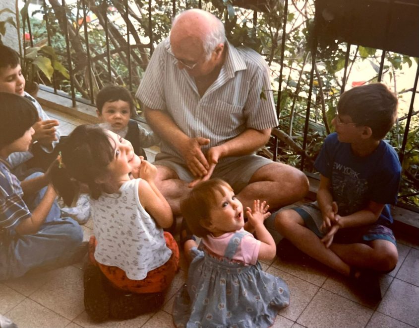 סבא יצחק ז"ל עם הנכדים - אורי ז"ל (מימין), רותי, דנה, יובל, רועי ואריאל (צילום: אלבום משפחתי)