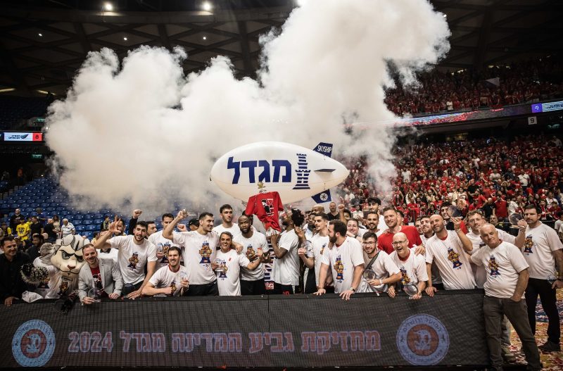 חולצה של הרש על הגביע - הפועל ירושלים מניפה את גביע המדינה 2024 (צילום: עודד קרני, איגוד הכדורסל)