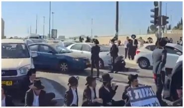 הפגנת החרדים בצומת הסינמה סיטי (צילום: איציק אביב)