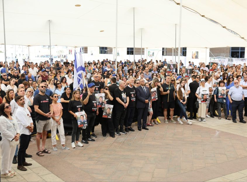 העצרת בכיכר ספרא (צילום: ארנון בוסאני)