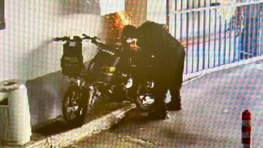 תמונות של החשוד בעת ניסיון גניבת אופניים בשבוע החולף