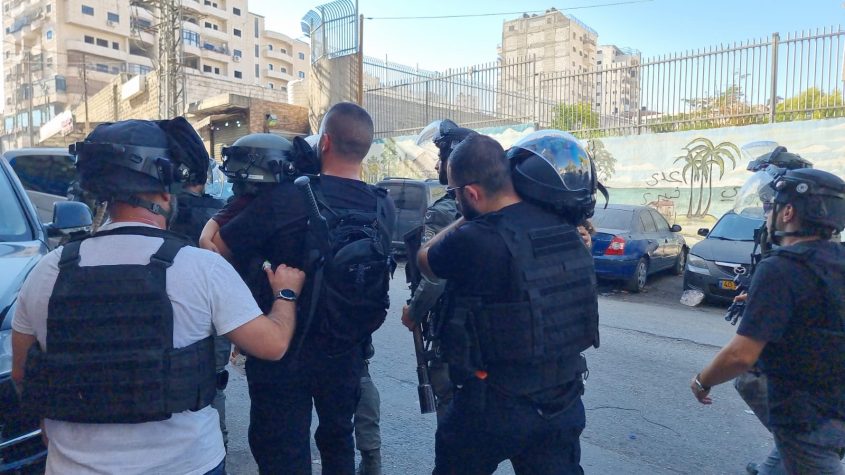 שוטרים מגוננים על הפעוטות בזמן החילוץ (צילום דוברות המשטרה)