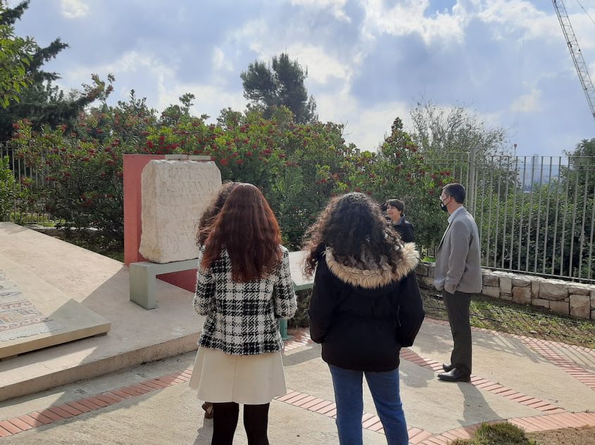 מבקרים בגן הארכיאולוגי בכנסת (צילום: אדם אקרמן)