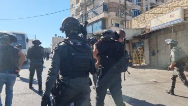 שוטרי מג"ב מחלצים את הפעוטות (צילום: דוברות המשטרה)