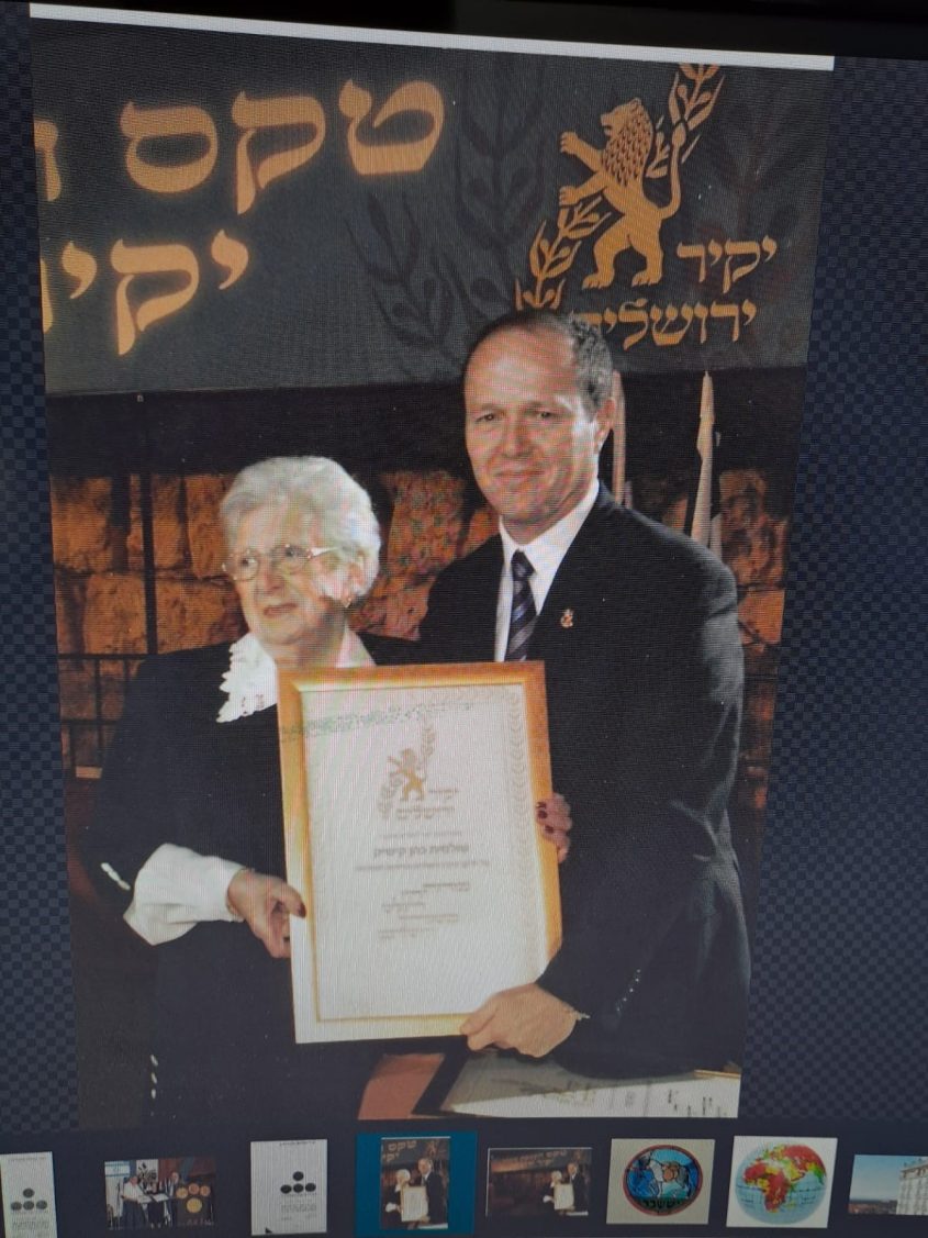 ניר ברקת מעניק לשולמית את תעודת יקירת העיר צילום באדיבות המשפחה
