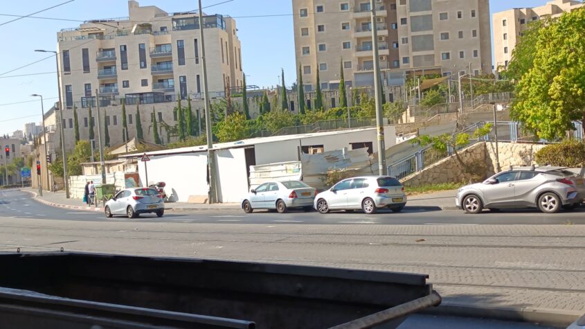 מבנה תפילה על שטח ציבורי בפסגת זאב (צילום: אלכס טנצר)