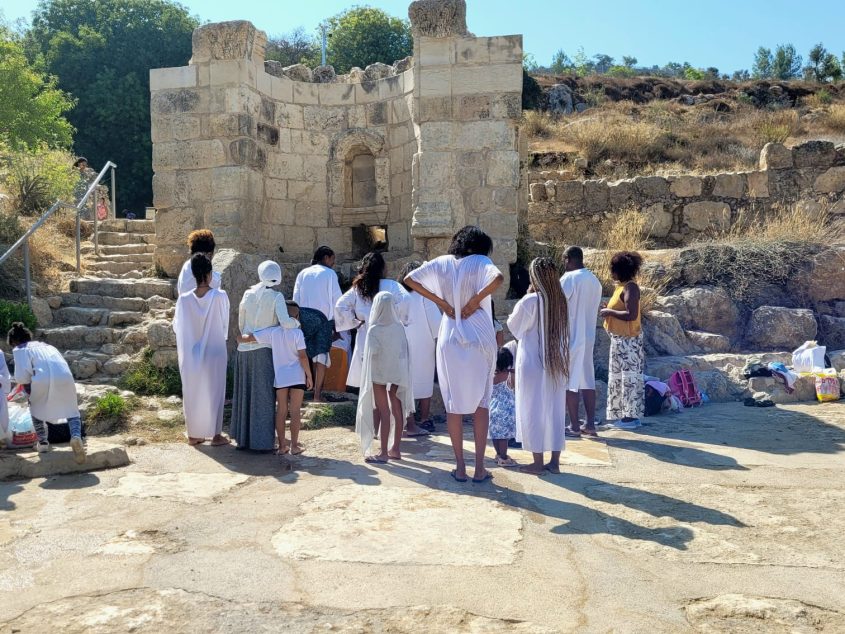 קבוצת מבקרים נוצרים בעין חניה צילום אדם אקרמן
