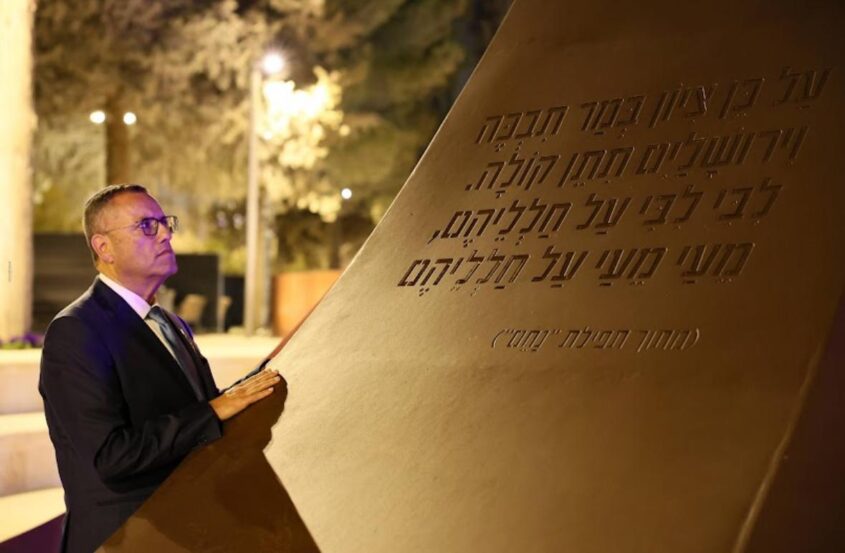 משה ליאון באנדרטת 'חרבות ברזל' (צילום: ארנון בוסאני)