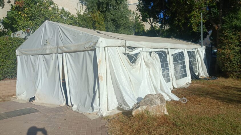 אוהל תפילה לא חוקי בפסגת זאב (צילום: אלכס טנצר)