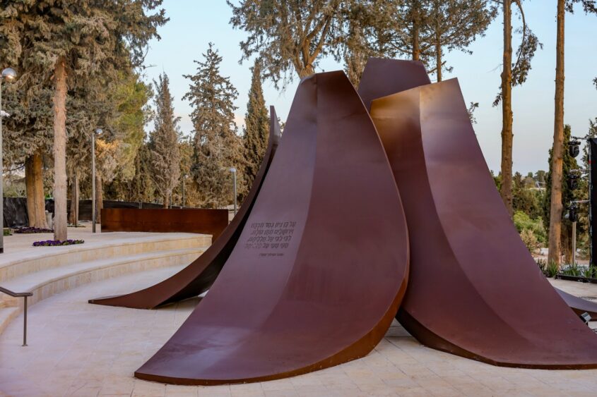 אנדרטת 'חרבות ברזל' (צילום: ארנון בוסאני)