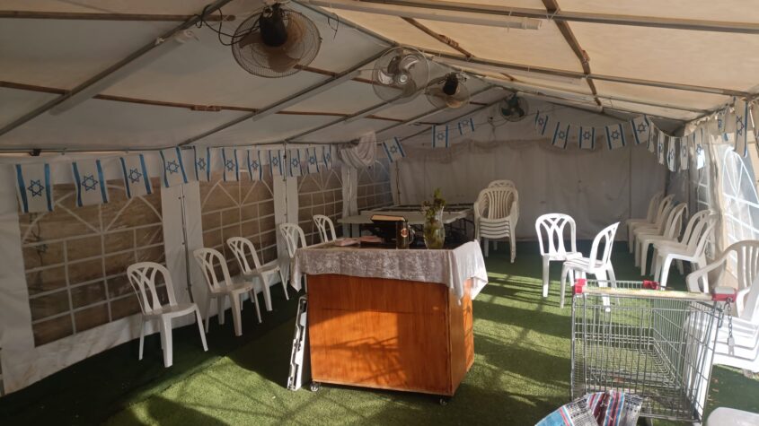 אוהל תפילה לא חוקי בפסגת זאב (צילום: אלכס טנצר)