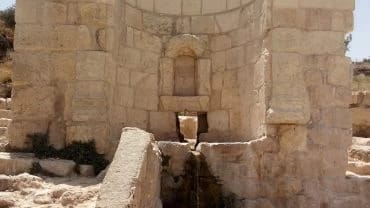 הנימפיאון - מזרקה רומית - בעין חניה צילום אדם אקרמן