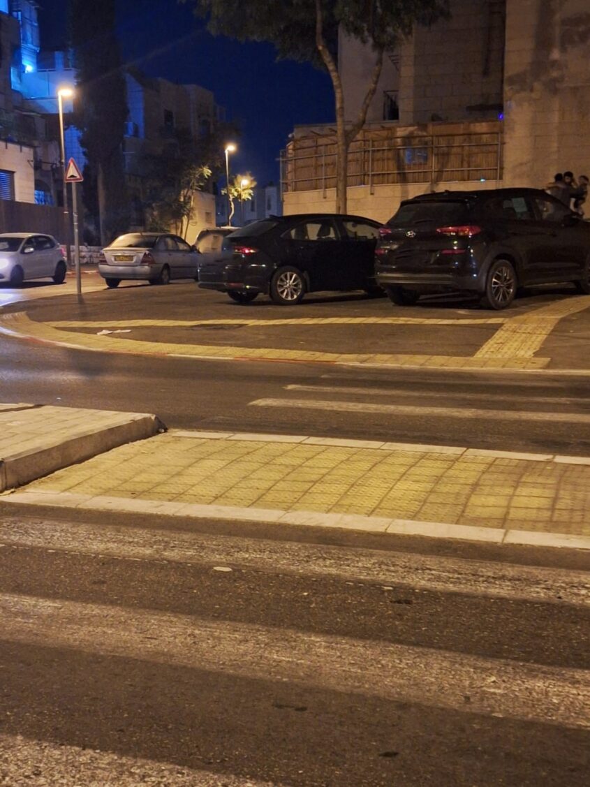 במקום הולכי רגל - מכוניות: המדרכות ברמות (צילום: חנה)