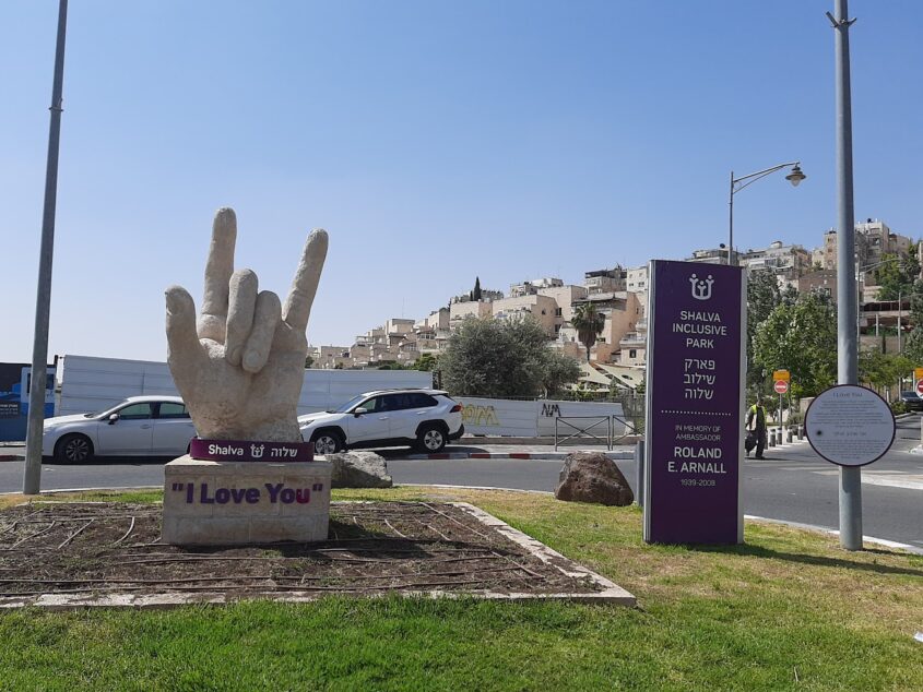 פסל כף ידו של יוסי סמואלס (צילום: אדם אקרמן)