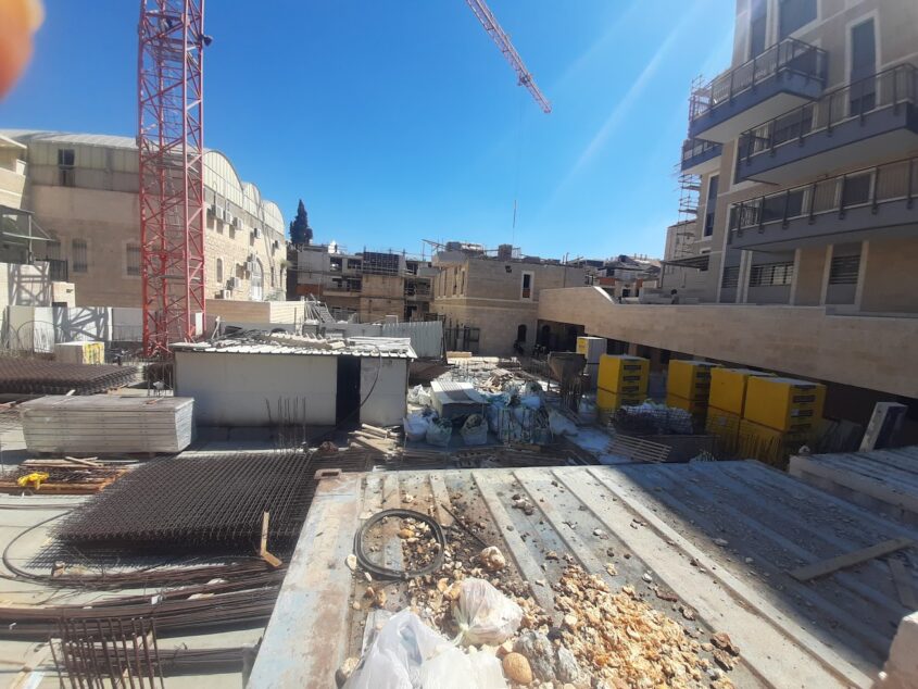 הבנייה במתחם בית הספר צילום אדם אקרמן