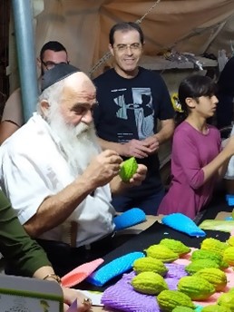שוק ארבעת המינים משה אדרעי אתרוגי כפר חבד)
